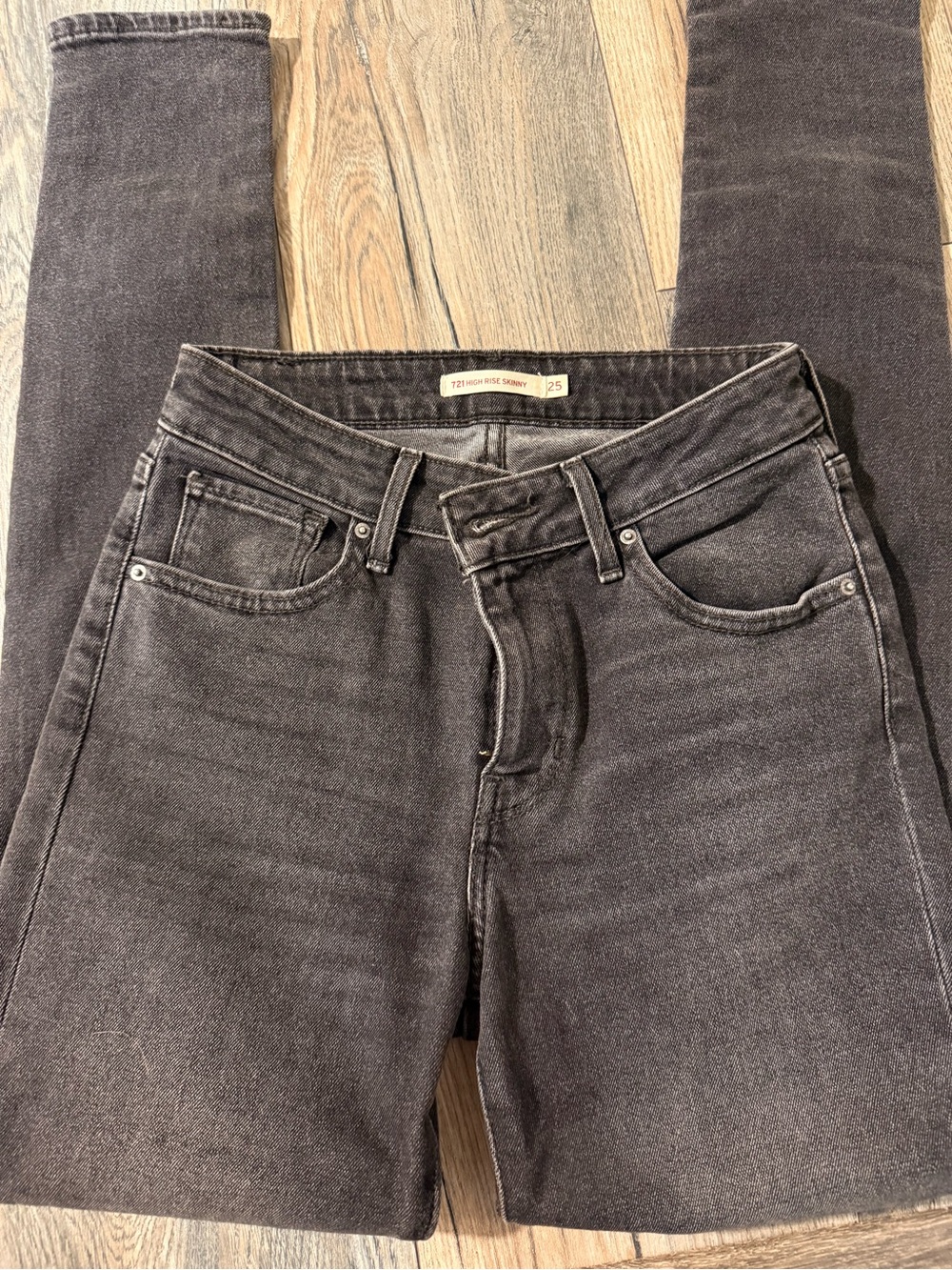 Levi’s High-Rise 725 Skinny Jeans in Washed Black Sz 25